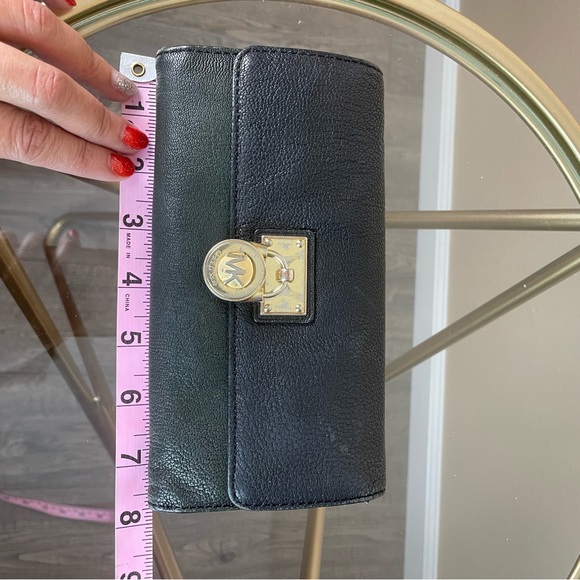 Michael Kors Women’s Black w/ Gold Zip Around Multi Pocket Clutch Wallet - Picture 11 of 12